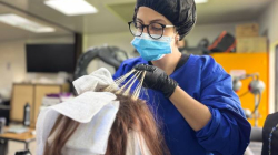  María Fernanda construye su sueño entre tijeras, espejos y señas, "cada día sé hacer mejor mi trabajo", dice