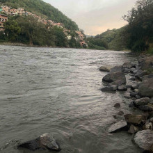 el río Cauca cambió de color a gris, alerta.
