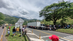 Cerrada vía entre Manizales y Medellín, mineros protestan con un plantón: conozca las razones