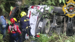 Accidente en vía Manizales-Bogotá: carro rodó 100 metros y hubo 3 lesionados