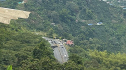 Hay un camión volcado en la vía Manizales-Pereira: tener precaución, la vía se encuentra cerrada