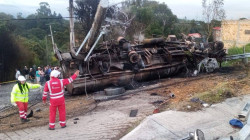 Dos muertos en accidente de camión cisterna que transportaba combustible en la vía Bogotá–Girardot