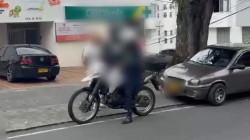 Video: en Manizales un hombre amenazó con machete a un agente de tránsito cuando lo requirió por mal parqueo