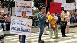 En pueblo patrimonio de Colombia se unen en marcha contra el pago del predial: subió la valorización