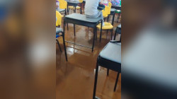 En municipio de Caldas el agua obligó a los niños a subirse a los pupitres: el colegio anuncia reparaciones 