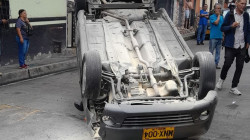 Nuevos detalles sobre carro volcado en barrio gastronómico de Pereira: hay lesionados 