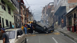 Reportan carro volcado en barrio gastronómico de Pereira: la vía está cerrada 