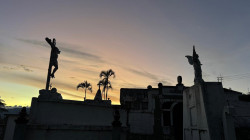 El atardecer engalana a visitantes en cementerio de tradicional municipio de Caldas: abierto hasta medianoche