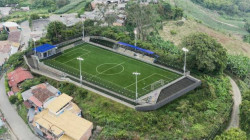 Caldas: abrirán cancha sintética: Alcaldía dice que la construyó porque está en su plan, no por fallo judicial