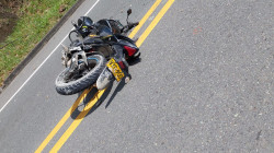 Identifican a motociclista que murió por caída de rocas en vía Manizales-Medellín: es caldense