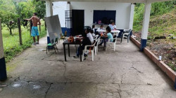 Caldas: En vez de una escuela estos niños estudian en una caseta descubierta y deteriorada