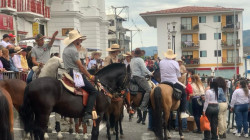 700 caballistas acompañaron la cabalgata de la quema de Judas en Caldas, un animal fue la sensación