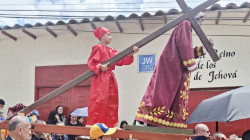 Los niños llevan la cruz: los menores también participan de las celebraciones de Semana Santa
