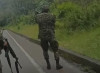 Balacera entre Ejército y Eln en la vía Pereira - Chocó obligó a conductores a refugiarse detrás de sus carros