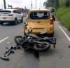 Choque entre moto y taxi en concurrida vía de Manizales: un lesionado