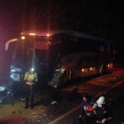 Tragedia en vía: conductor muerto y pasajeros heridos por choque de bus