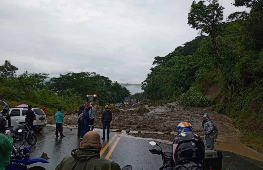 Este derrumbe se presenta llegando al Kilómetro 41, en la vía Manizales - Medellín, en la concesión Pacífico Tres. 