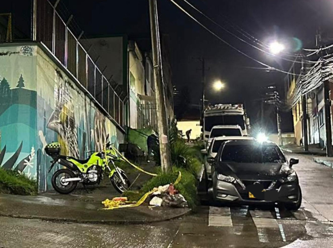 Foto cortesía de la comunidad | LA PATRIA Sector donde se reportó el homicidio ocurrido este sábado en Manizales. Las cintas amarillas daban cuenta de lo que pasó.